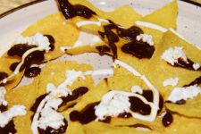 NACHOS con MOLE POBLANO